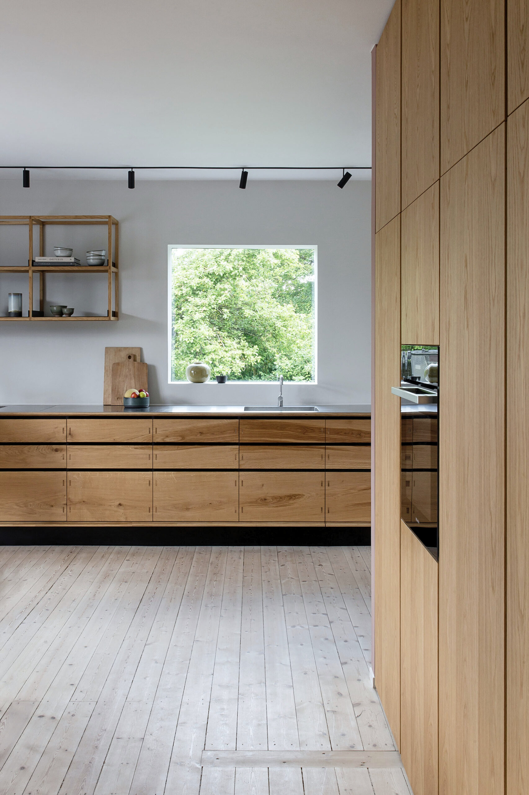 Oak-wood-Tenon-kitchen-by-Kongacph