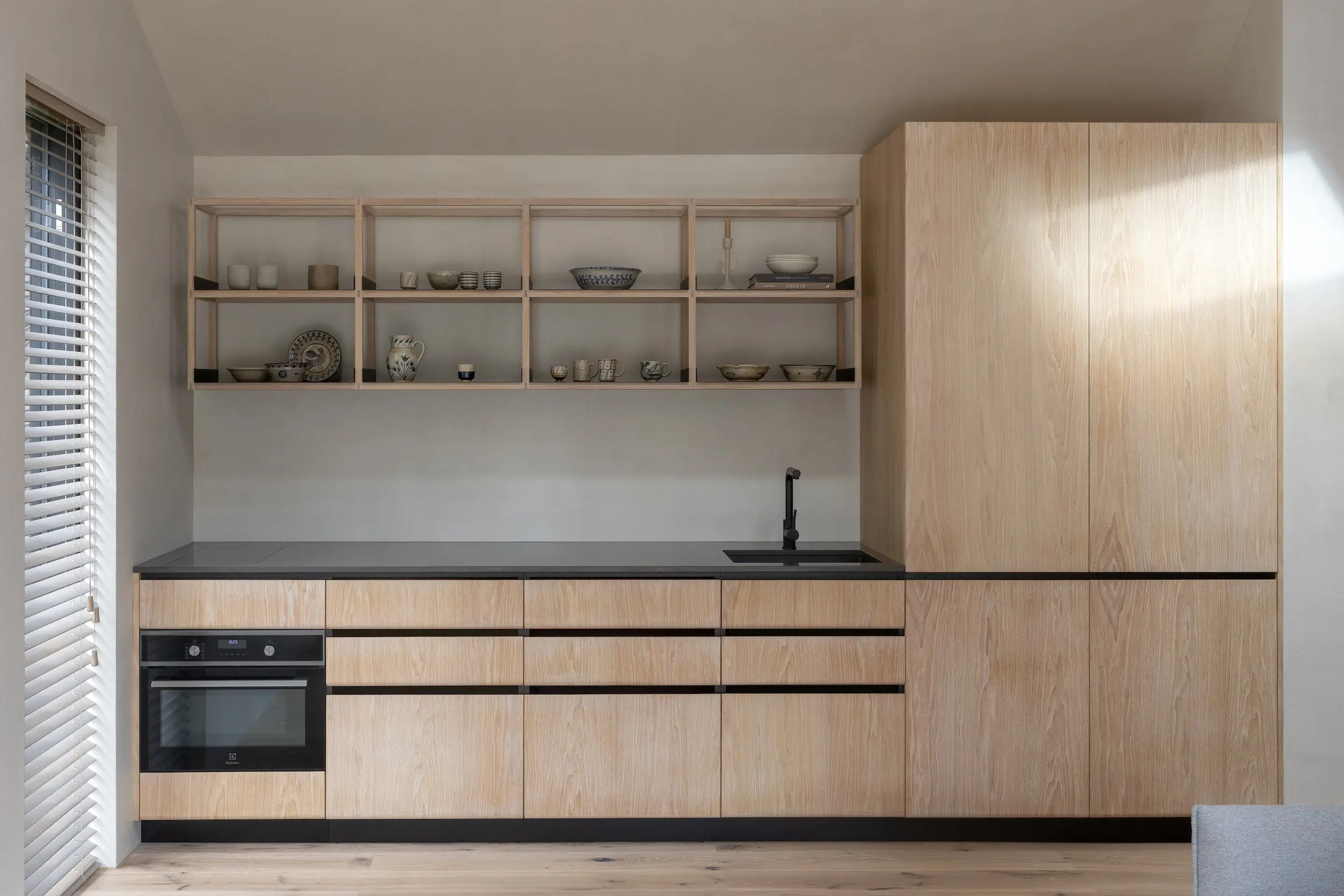 Kitchen Hardware for Oak Kitchens – Small Details, Big Impact. 17 kitchen hardware