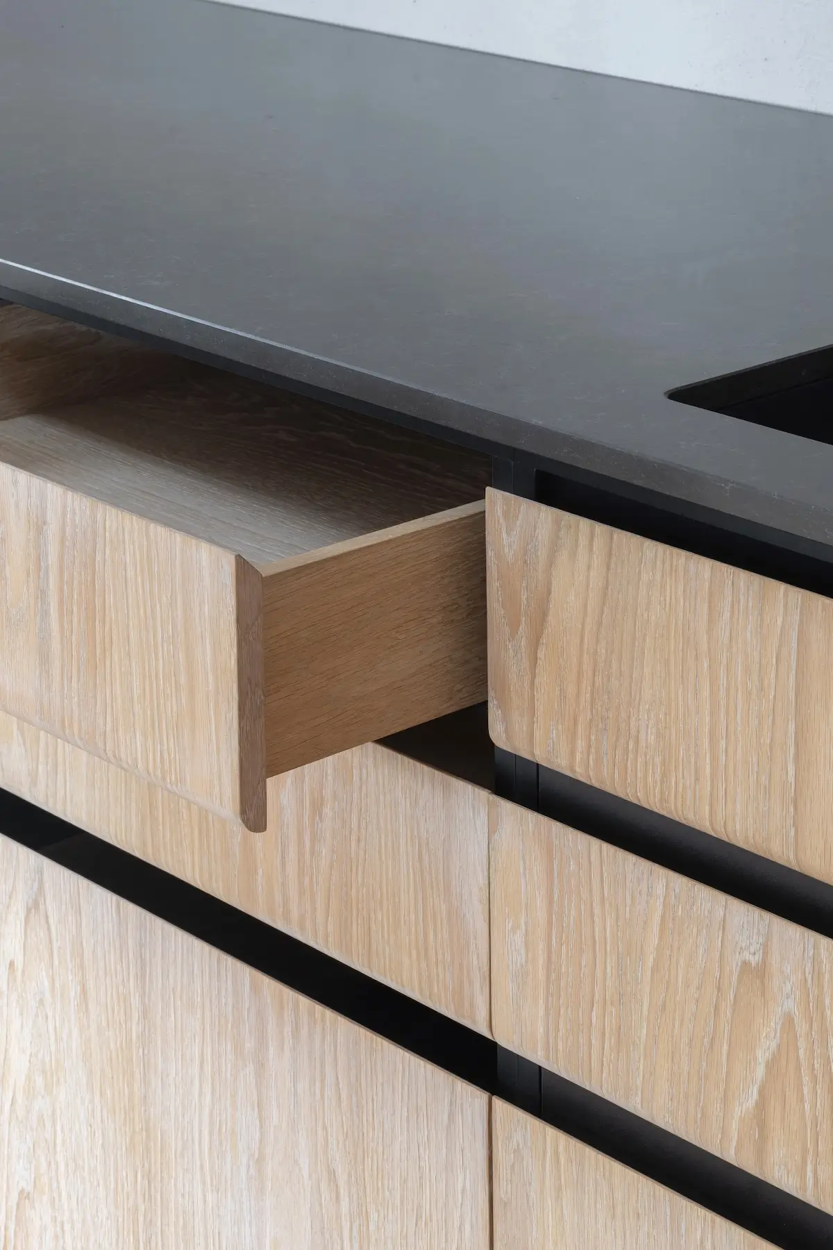 Kitchen Hardware for Oak Kitchens – Small Details, Big Impact. 18 oak kitchen hardware