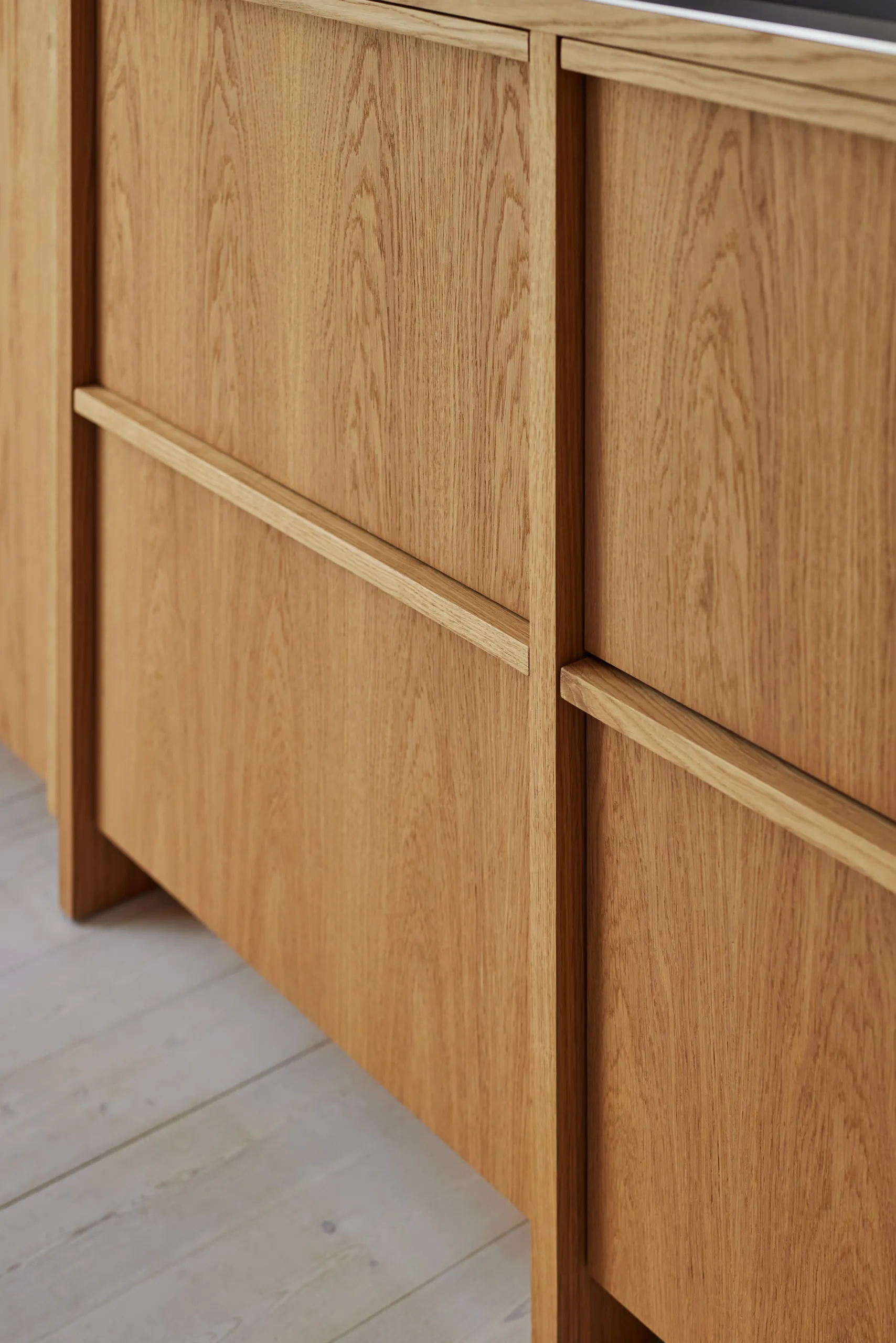 A Calm L-Shaped Oak Kitchen in Anne Boysen’s Home 19 L shaped kitchen 25x25 design kongacph