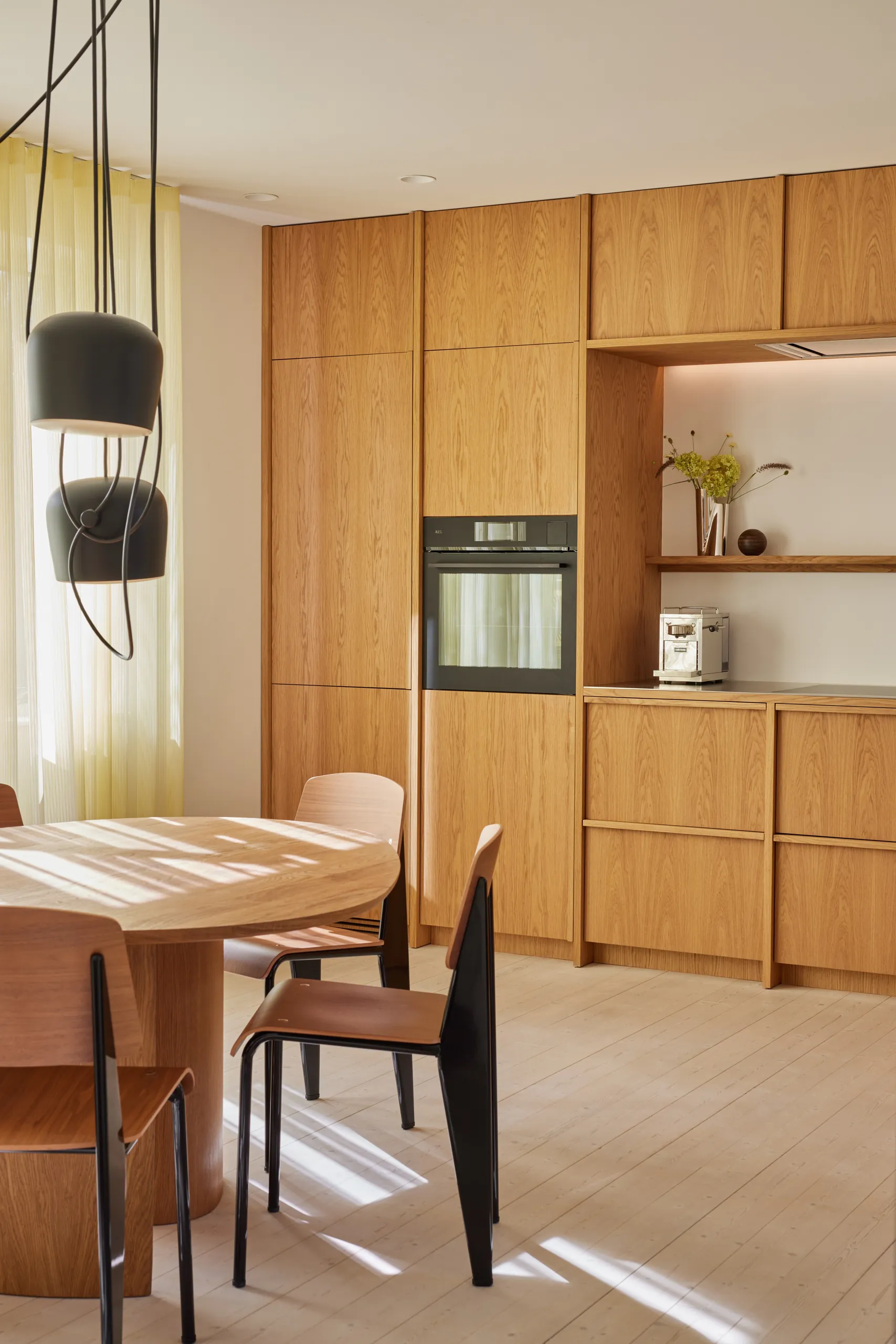 A Calm L-Shaped Oak Kitchen in Anne Boysen’s Home 21 L shaped oak kitchen at Anne Boysen
