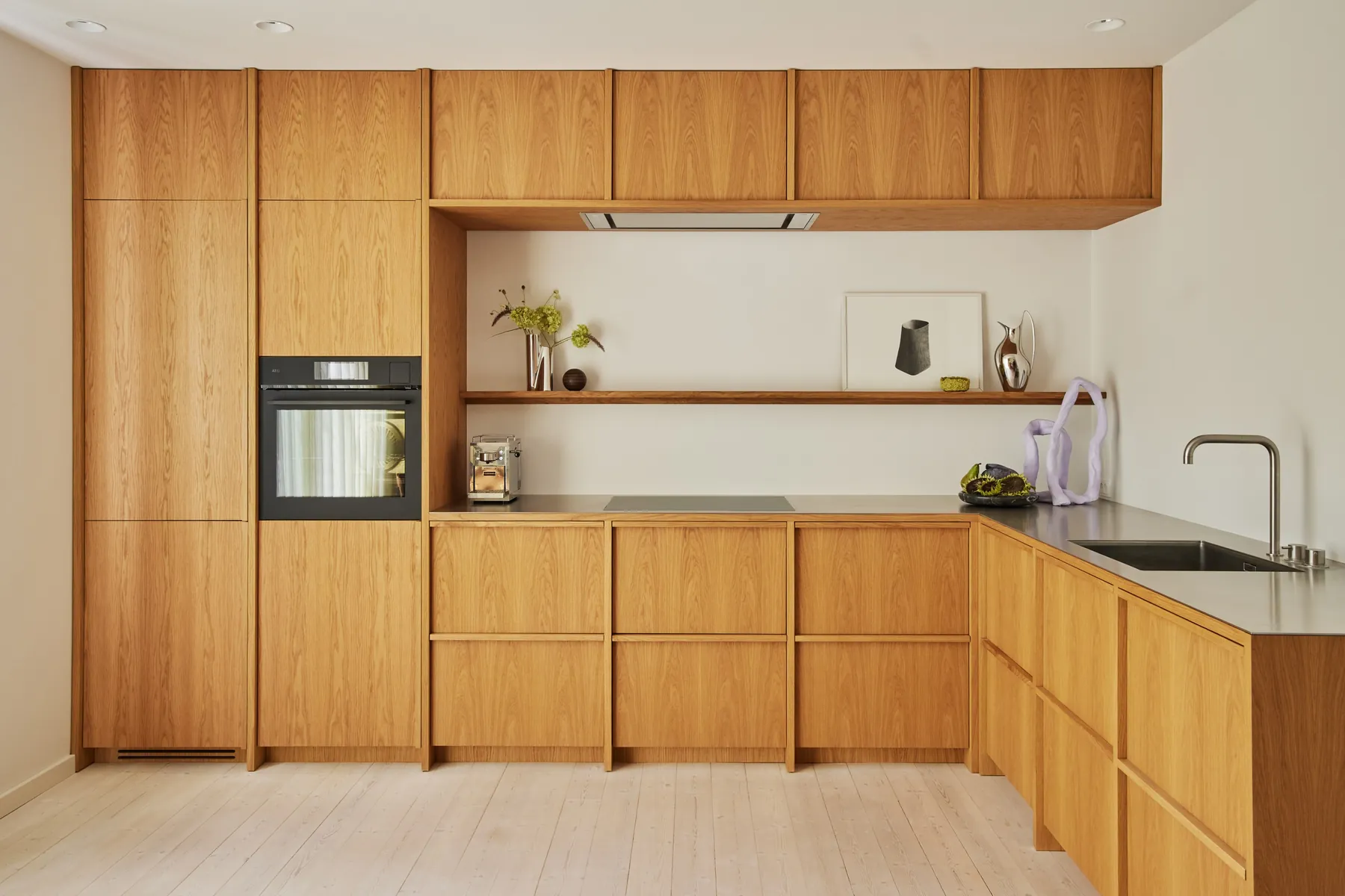 A Calm L-Shaped Oak Kitchen in Anne Boysen’s Home 17 L shaped oak kitchen