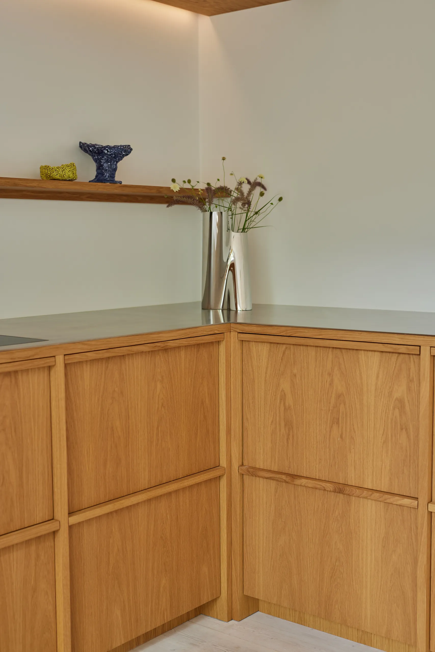 A Calm L-Shaped Oak Kitchen in Anne Boysen’s Home 22 L shaped wooden kitchen kongacph