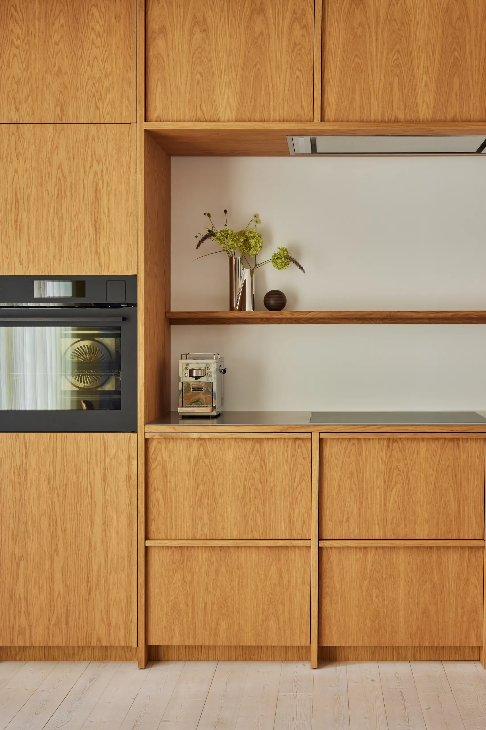 A Calm L-Shaped Oak Kitchen in Anne Boysen’s Home 18 kongacph L shaped oak kitchen