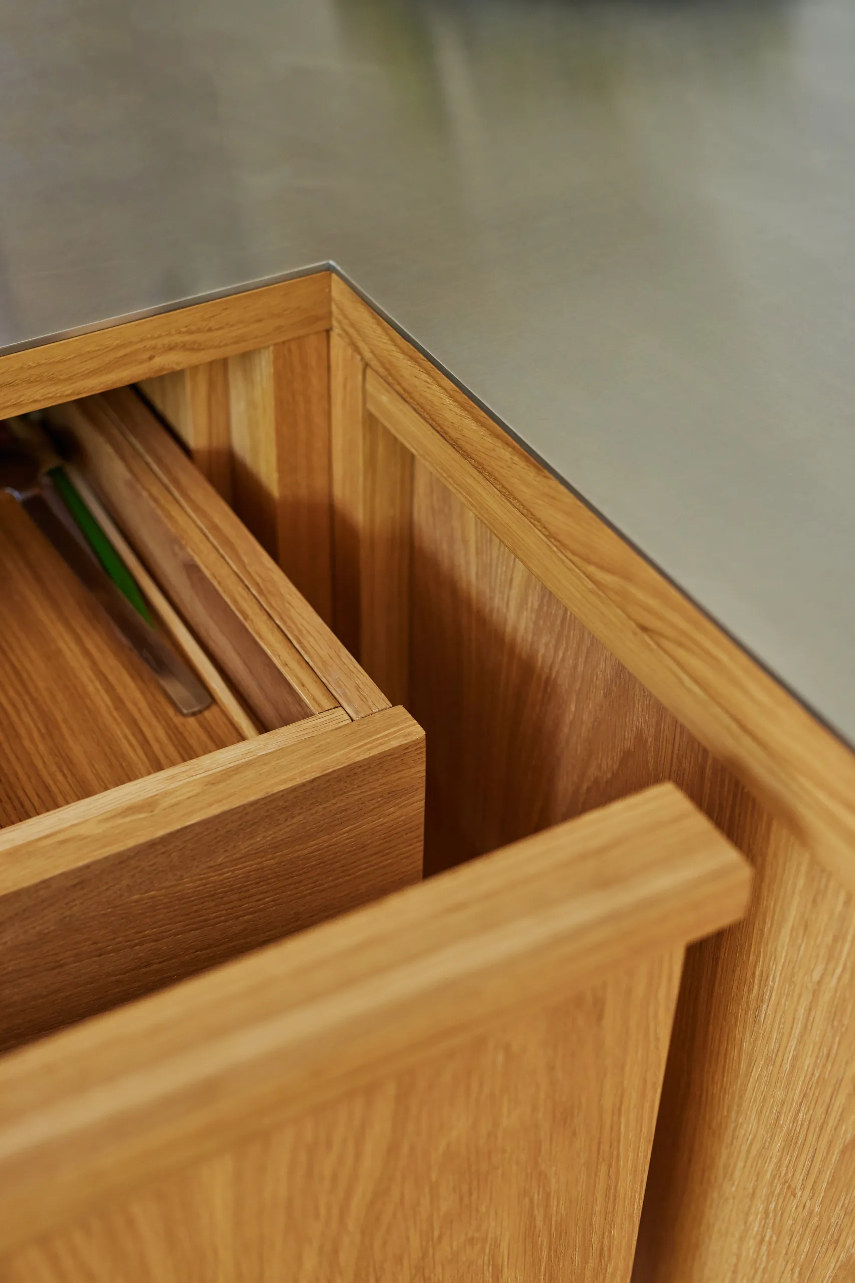 A Calm L-Shaped Oak Kitchen in Anne Boysen’s Home 27 solid oak drawers kongacph
